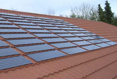 Toiture: Les tuiles métalliques Decra, Paneaux solaires.