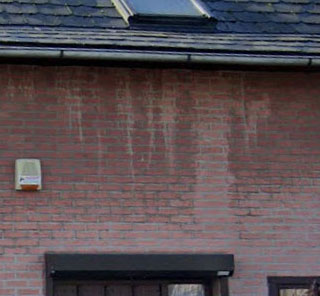 Traces d'humidité sur la façade d'une habitation à Mons