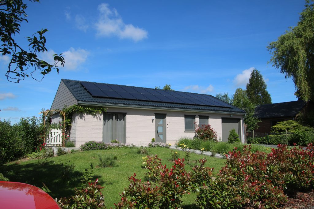 Toiture JUMATT metallique solide  légère durable panneaux solaires.