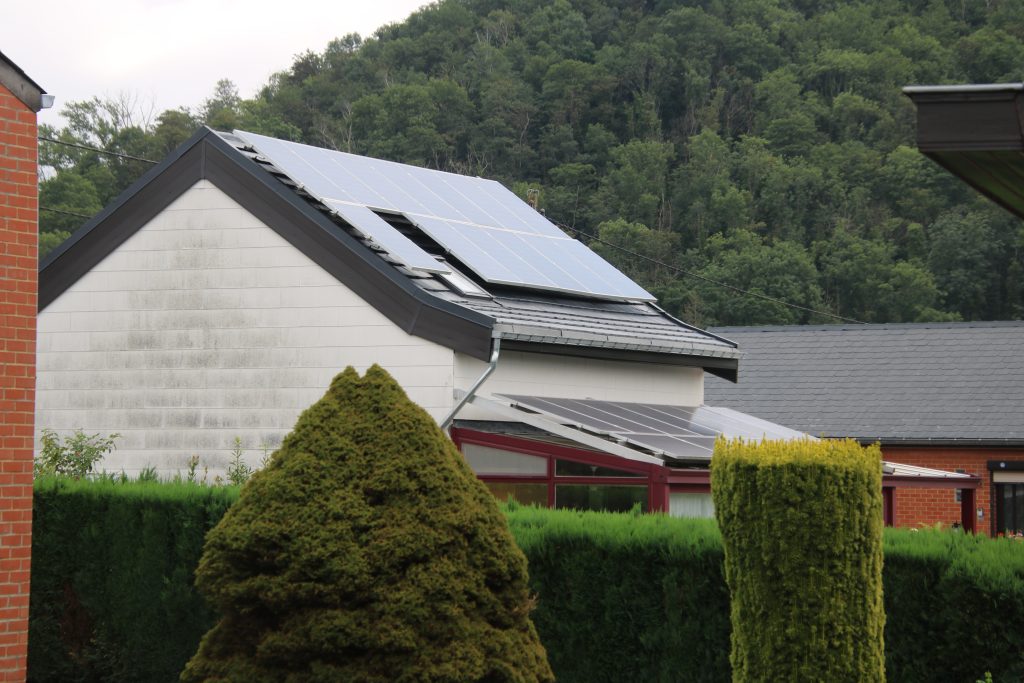 rénovation et isolation toiture instations panneaux solaires. 